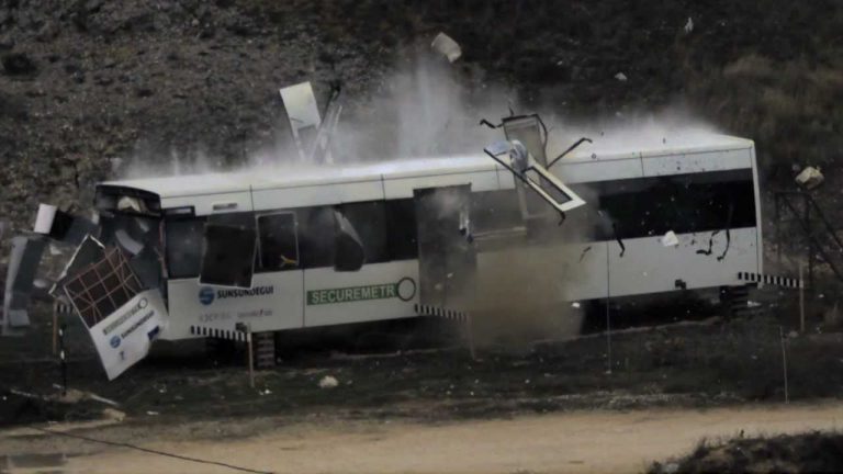 En España prueban explosivos con los coches que se compraron para la línea B