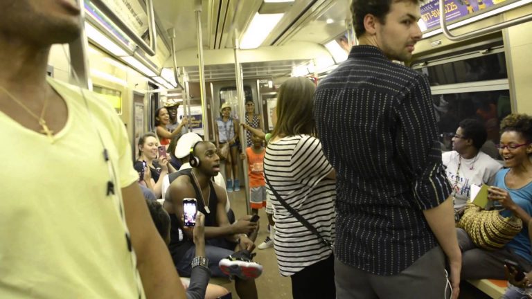 El elenco de “El Rey León” cantó en el Subte de Nueva York