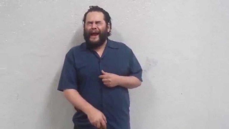 Un cantante que asombra en metro de México