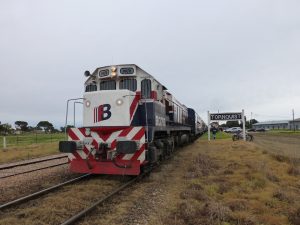 Una de las pocas locomotoras supervivientes de Ferrobaires encabeza un tren a Bahía Blanca en Tornquist.