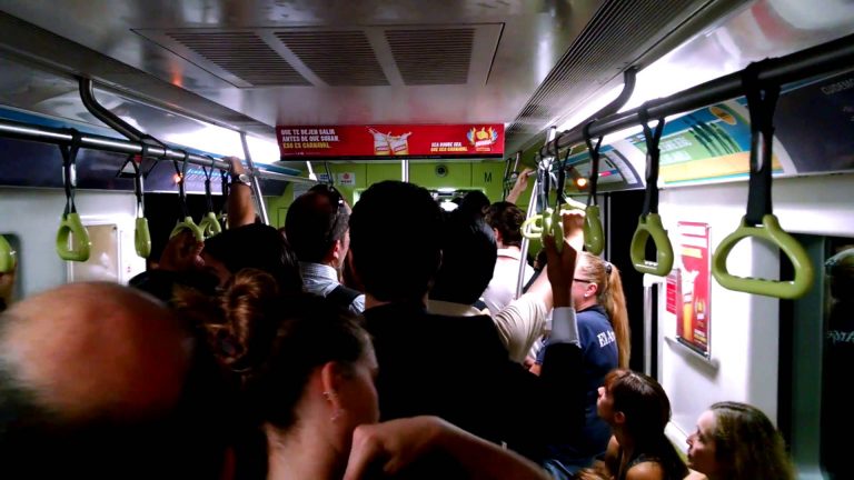 Pasajeros se autoevacuan ante la inacción de Metrovías