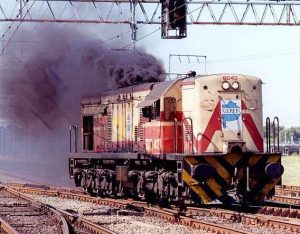 La locomotora de maniobras U13C 6043 con el primer logo de la UEPFP sobreimpreso al de FA. Foto de Roberto Yommi.