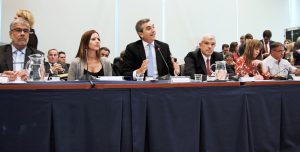 El ministro Randazzo junto a la titular de la Comisión de Transporte, María Eugenia Zamarreño, y el presidente de la HCDN Julián Domínguez.