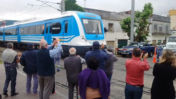 El tren de prueba fue recibido con júbilo por los vecinos de Quilmes.