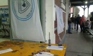 Junta de firmas en la estación Neuquén. Foto: Neuquén al Instante