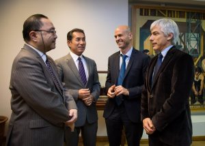 El apoderado de Marubeni y el embajador de Japón dialogan con el ministro Dietrich y el presidente de ADIF, Guillermo Fiad.