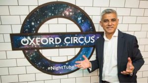 El alcalde de Londres, Sadiq Khan, junto a un cartel promocional del servicio nocturno.