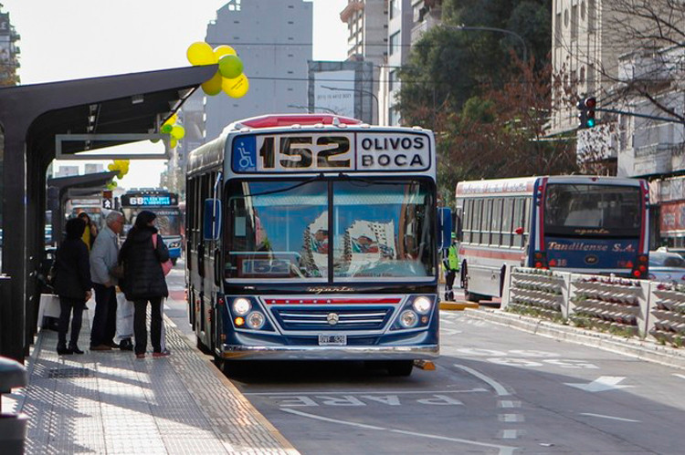 El Metrobús tuvo éxito en ordenar el tránsito, separando los flujos de vehículos privados y públicos. Sin embargo, no es un sistema propiamente dicho.