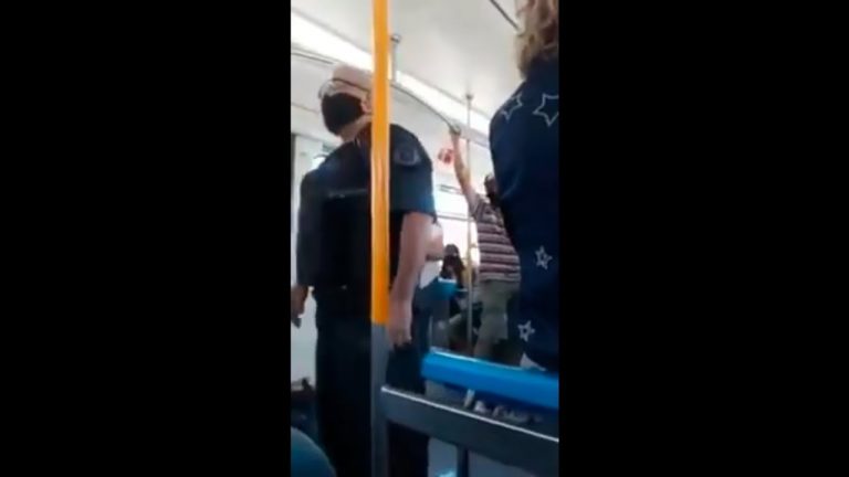 Enérgico pedido de un policía para que los pasajeros del Sarmiento usen barbijo