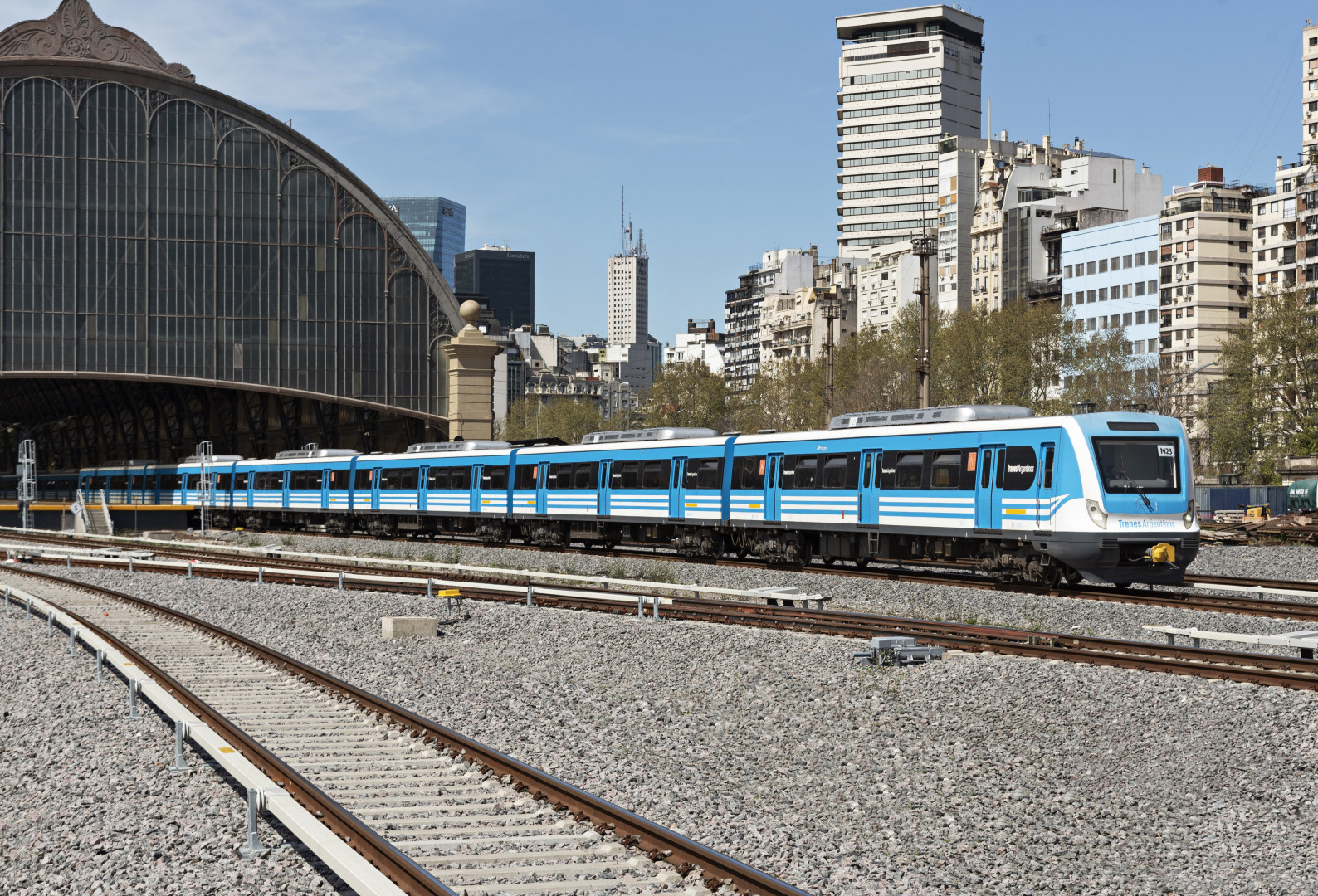 El Gobierno pide ayuda al BID para justificar la privatización de los trenes  metropolitanos | enelSubte